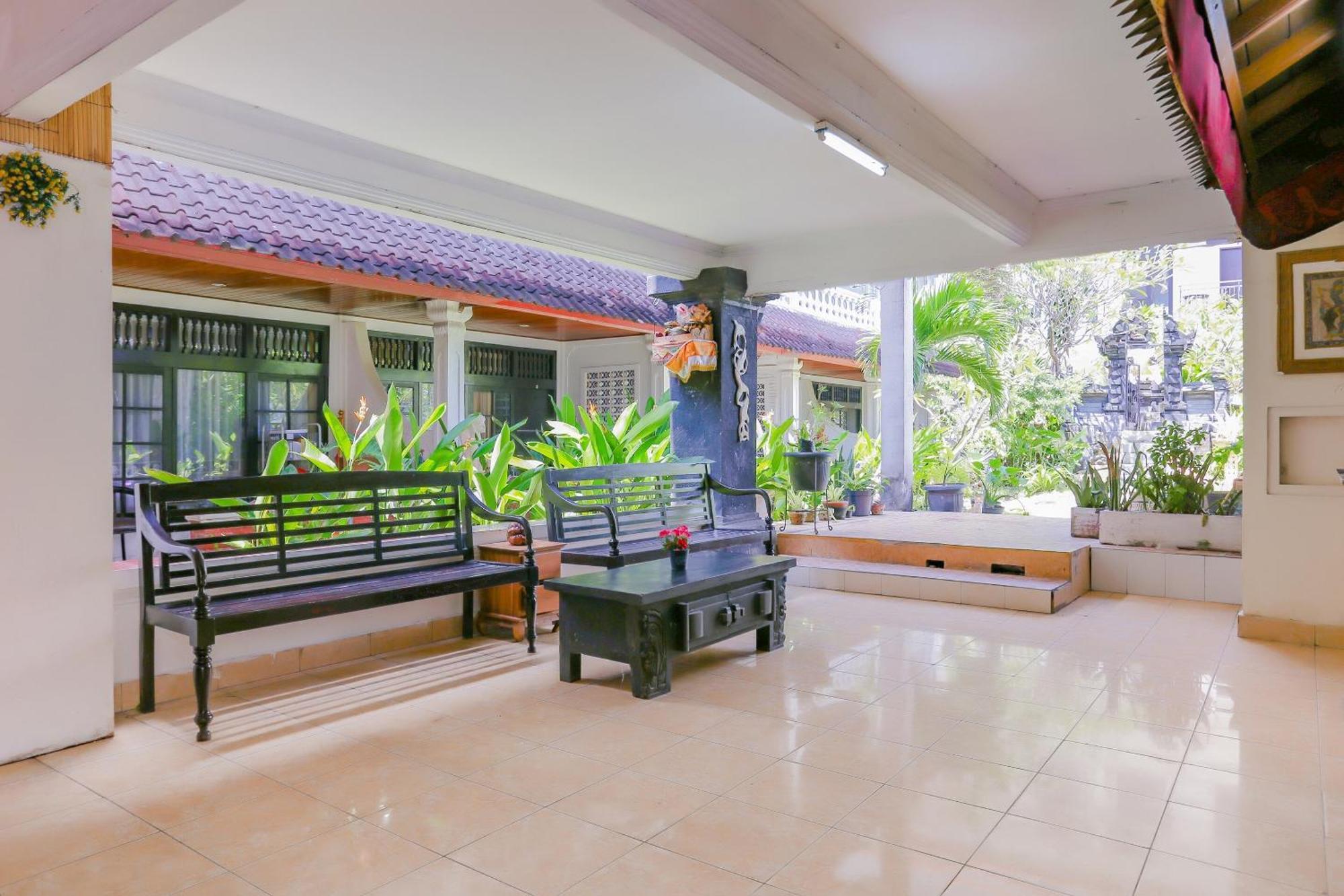 Oyo 4012 Ari Beach Inn Kuta Lombok Esterno foto