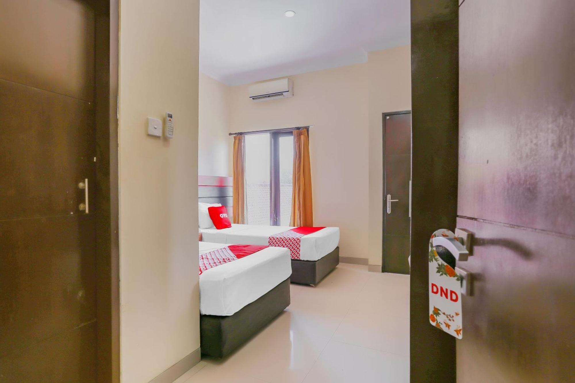 Oyo 4012 Ari Beach Inn Kuta Lombok Esterno foto